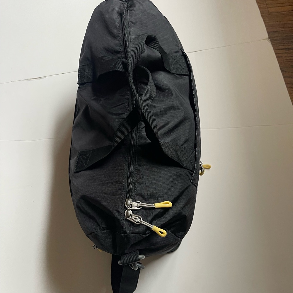 Black Duffel Bag with Sleek Design and Sporty Aesthetic